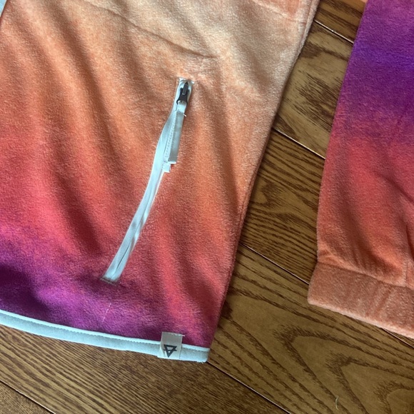 LIV Outdoor light weight fleece size Medium NWT - Picture 2 of 6